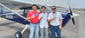 Wartawan Cirebon, Husen bersama Chief Flight Kapten Rifadianto dan Komandan Lanud Sugiri Sukani sebelum penerbangan (Foto : ist)