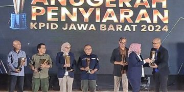 Anugerah Penyiaran KPID Jabar 2024: PILARadio Cirebon Raih Penghargaan Program Talkshow Radio