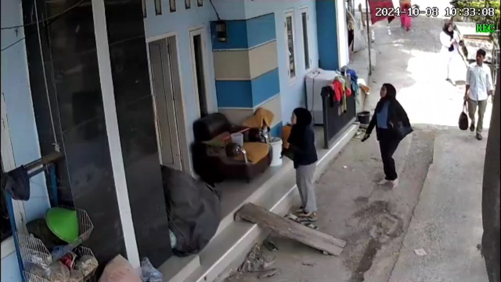 4 Petugas Kesehatan Gadungan Berhasul Curi 37 Gram Emas Milik Lansia di Cirebon (Tangkapan Layar)