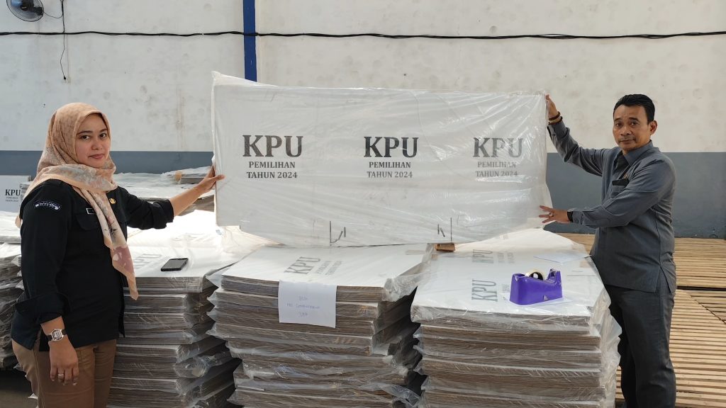 KPU Kota Cirebon Terima Logistik Pilkada Tahap Pertama (Foto : Darfan)