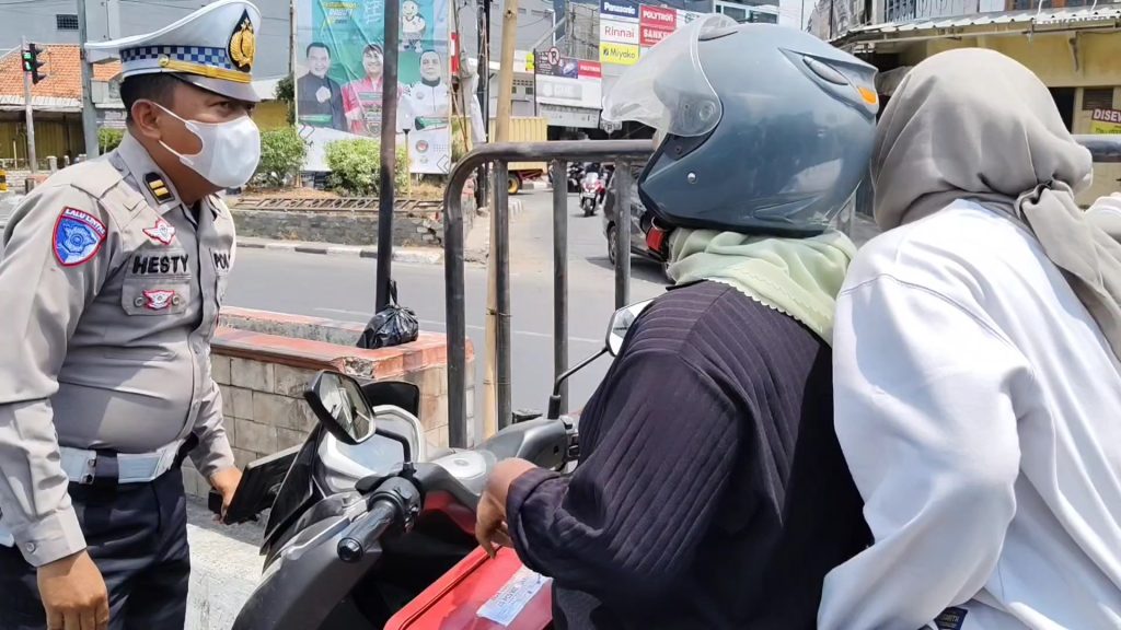Puluhan pengendara nekat putar balik dan lawan arus guna menghindari razia petugas (Foto : Darfan)