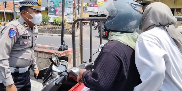 Puluhan pengendara nekat putar balik dan lawan arus guna menghindari razia petugas (Foto : Darfan)