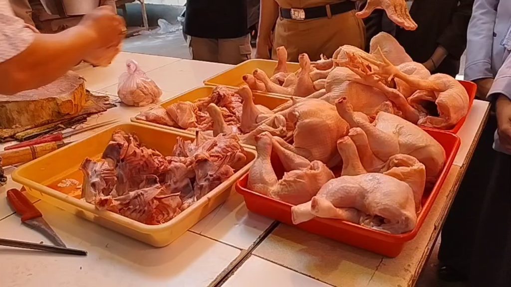 Stok Menipis, Harga Daging Ayam Meroket di Kuningan (Foto : Darfan)