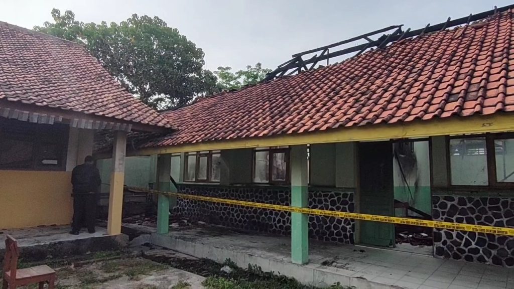 Dinas Pendidikan Pastikan Bangunan Terbakar Bukan SMA PGRI Melainkan Eks SDN 2 Klangenan (Foto : Darfan)