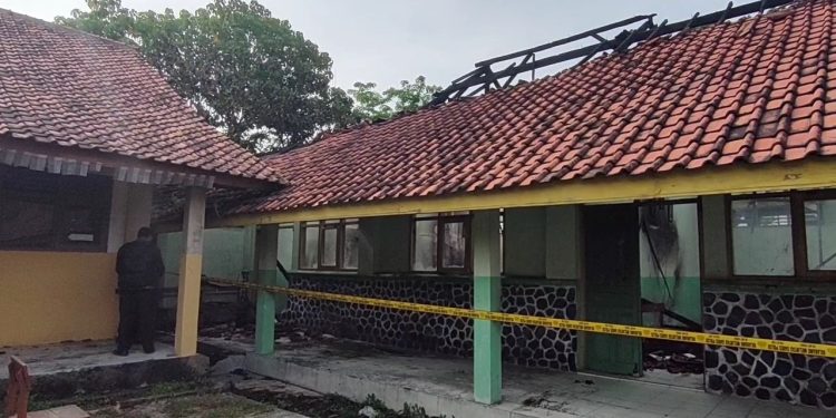 Dinas Pendidikan Pastikan Bangunan Terbakar Bukan SMA PGRI Melainkan Eks SDN 2 Klangenan (Foto : Darfan)