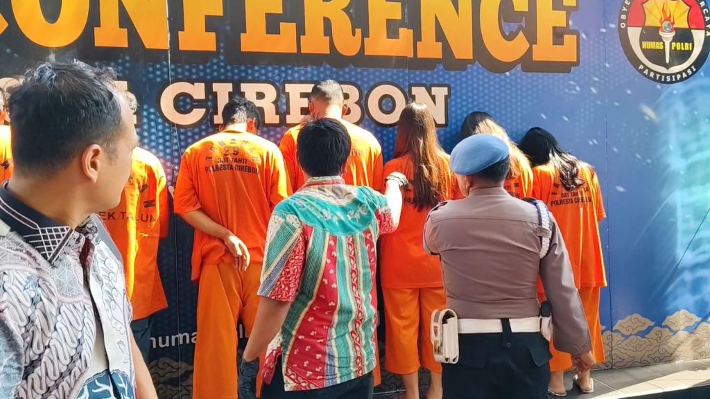 Pelaku Hipnotis Berkedok Sebagai Petugas Dinas Kesehatan Di Amankan Polisi (Foto : Darfan)