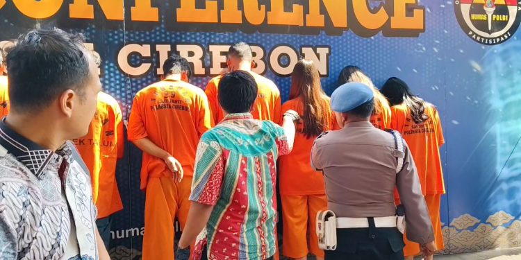 Pelaku Hipnotis Berkedok Sebagai Petugas Dinas Kesehatan Di Amankan Polisi (Foto : Darfan)