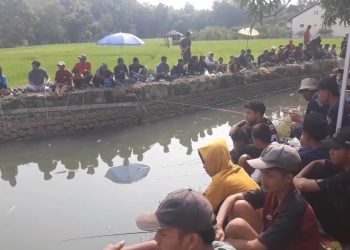 Syukuran Warga Pelantikan Presiden RI Ribuan Warga Mancing Bersama (Foto : Darfan)