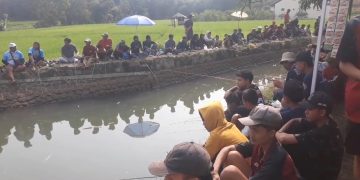 Syukuran Warga Pelantikan Presiden RI Ribuan Warga Mancing Bersama (Foto : Darfan)