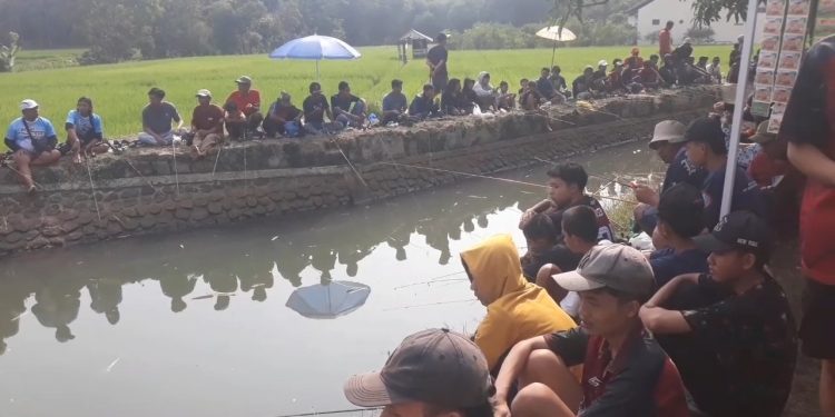 Syukuran Warga Pelantikan Presiden RI Ribuan Warga Mancing Bersama (Foto : Darfan)