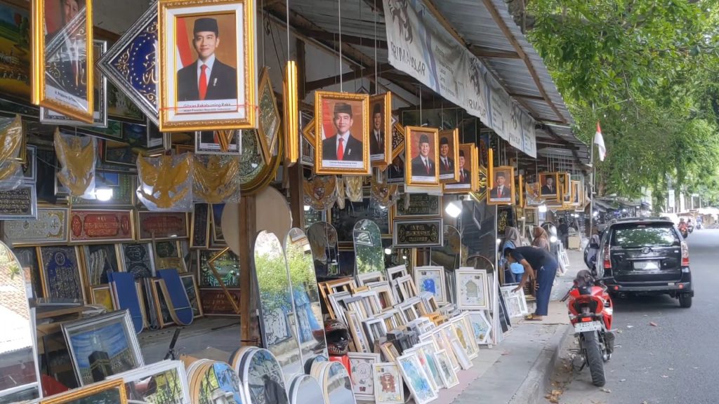 Prabowo Gibran Dilantik, Sentra Pengrajin Pigura Banjir Pesanan Pigura Presiden Baru, Meningkat 30 Persen (Foto : Darfan)
