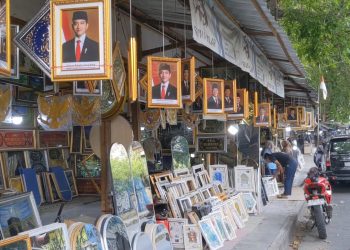 Prabowo Gibran Dilantik, Sentra Pengrajin Pigura Banjir Pesanan Pigura Presiden Baru, Meningkat 30 Persen (Foto : Darfan)