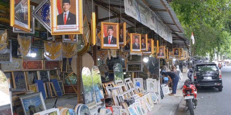 Prabowo Gibran Dilantik, Sentra Pengrajin Pigura Banjir Pesanan Pigura Presiden Baru, Meningkat 30 Persen (Foto : Darfan)