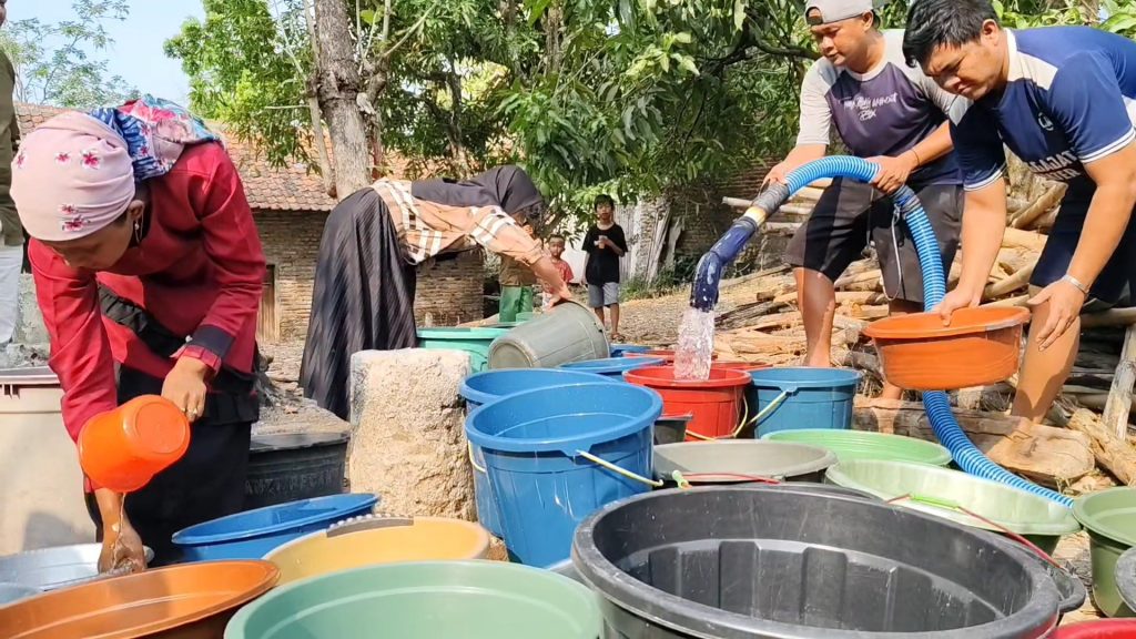 Distribusi Air Bersih, Enam Bulan Warga Kesulitan Air (Foto : Darfan)