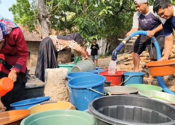 Distribusi Air Bersih, Enam Bulan Warga Kesulitan Air (Foto : Darfan)