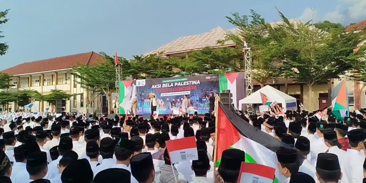 Peringati Hari Santri, Ribuan Santri Gelar Aksi Bela Palestina 1 Tahun Genosida (Foto : Darfan)