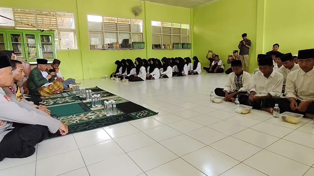 Sukseskan Program Pemerintah, Polresta Cirebon Bagikan Makan Bergizi Gratis Ke Pondok Pesantren (Foto : Darfan)