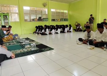 Sukseskan Program Pemerintah, Polresta Cirebon Bagikan Makan Bergizi Gratis Ke Pondok Pesantren (Foto : Darfan)