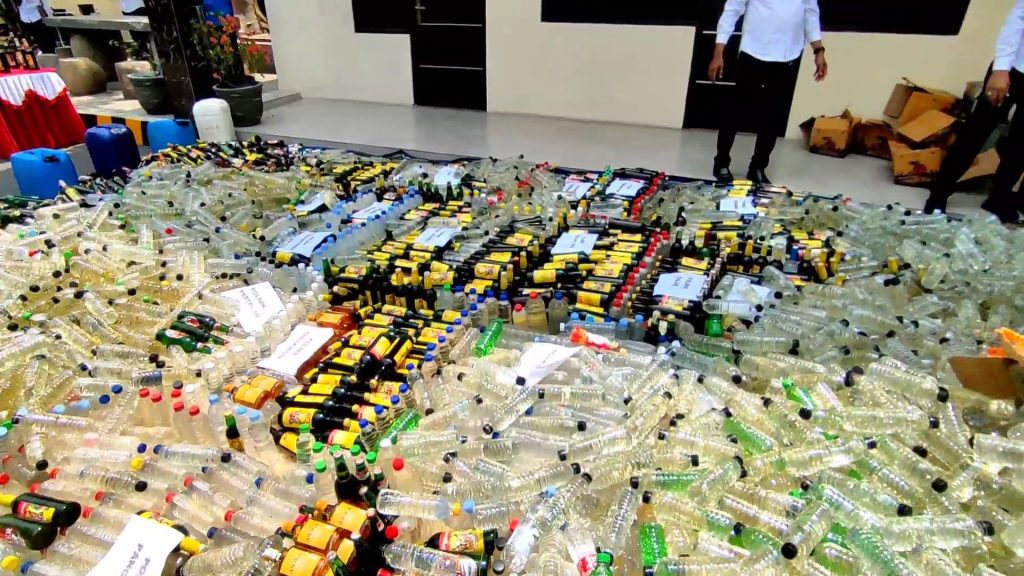 Ribuan Botol Miras Dimusnahkan, Jaga Kondusifitas Jelang Pilkada (Foto : Darfan)