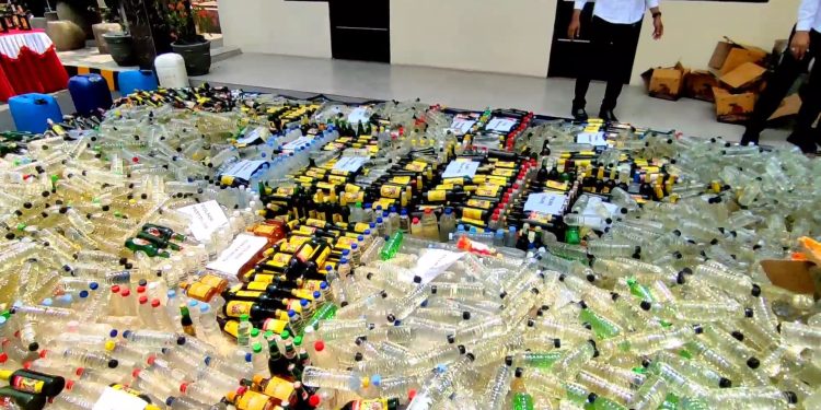 Ribuan Botol Miras Dimusnahkan, Jaga Kondusifitas Jelang Pilkada (Foto : Darfan)