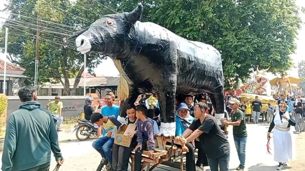 Sedekah Bumi Ke-11 Di Kampung Sirandu Kota Cirebon Gelar Tasyakuran Hasil Bumi Dan Usaha Warga Agar Terus Berlimpah (Foto : Darfan)