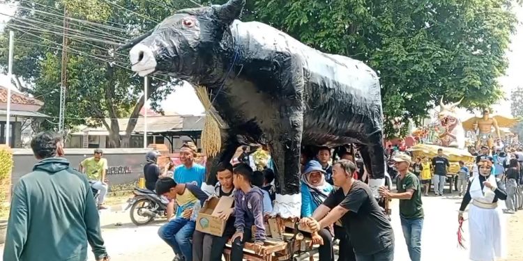 Sedekah Bumi Ke-11 Di Kampung Sirandu Kota Cirebon Gelar Tasyakuran Hasil Bumi Dan Usaha Warga Agar Terus Berlimpah (Foto : Darfan)