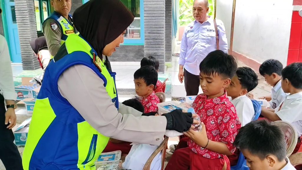 Sasar Sekolah Terpencil, Polisi Uji Coba Makan Bergizi Gratis (Foto : Darfan)
