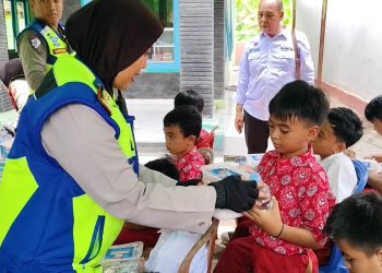 Sasar Sekolah Terpencil, Polisi Uji Coba Makan Bergizi Gratis (Foto : Darfan)