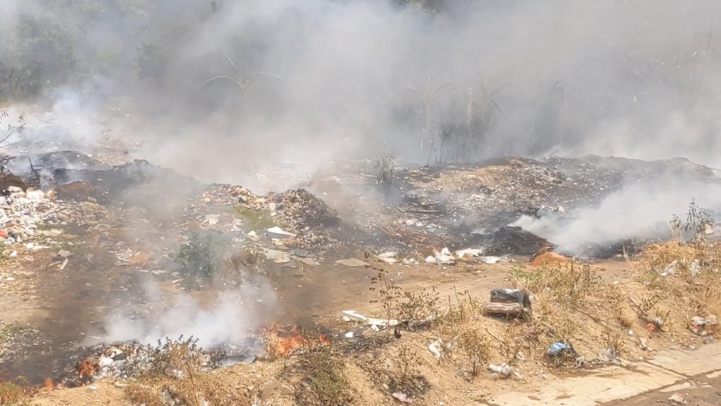 Kebakaran Kembali Melanda TPA Cirebon, Meluas Ke Hutan Sekitar, Asap Tebal Selimuti Akses Jalan (Foto : Darfan)