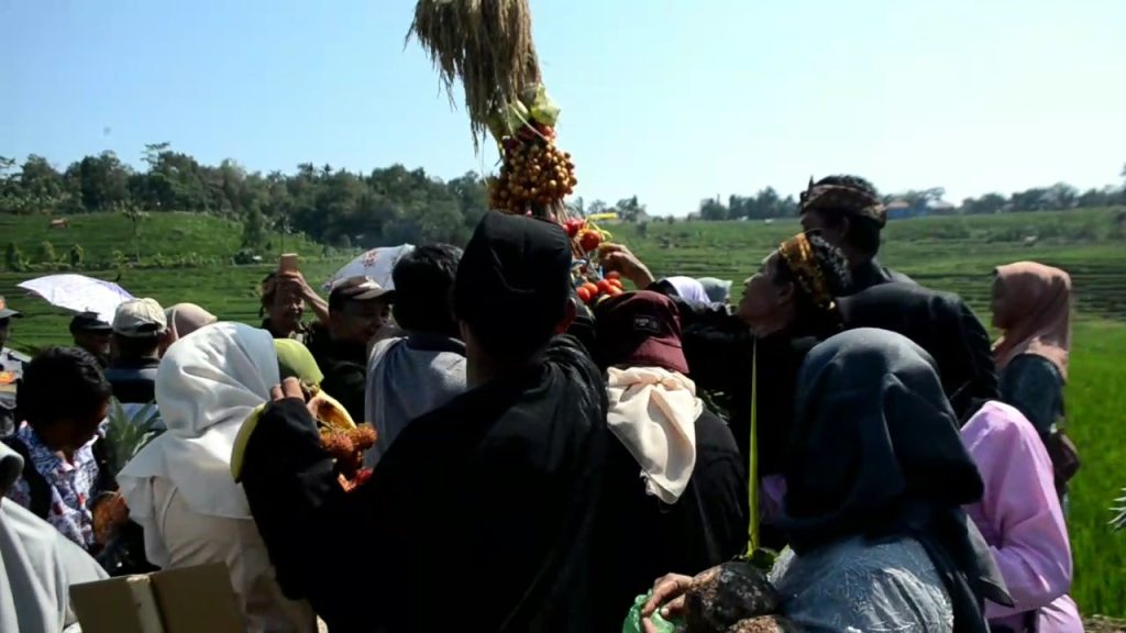 Warga Berebut Hasil Bumi Gunungan Hasil Bumi Pembawa Berkah (Foto : Darfan)