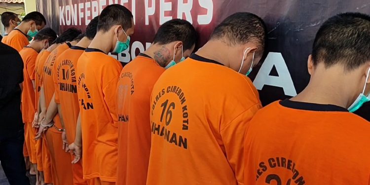 Polisi Ringkus 16 Pengedar Narkotika Jaringan Lapas, Sita Ratusan Paket Sabu Dan Dibuat Obat (Foto : Darfan)