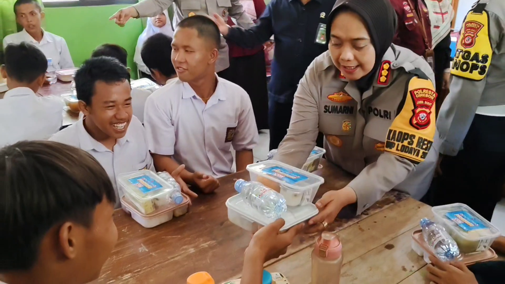 Gelar Makan Bergizi Gratis di Sekolah Luar Biasa, Polisi Berikan Edukasi & Motivasi Kemandirian (Foto : Darfan)