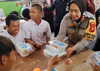 Gelar Makan Bergizi Gratis di Sekolah Luar Biasa, Polisi Berikan Edukasi & Motivasi Kemandirian (Foto : Darfan)
