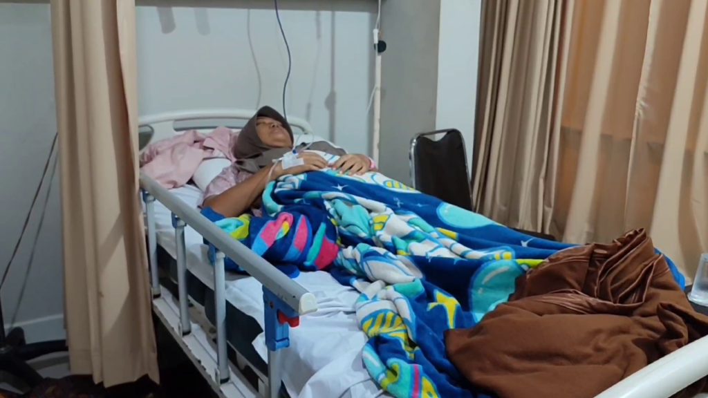 Puluhan Orang Di Cirebon Alami Keracunan Massal Usai Mengkonsumsi Makanan Ringan (Foto : Darfan)