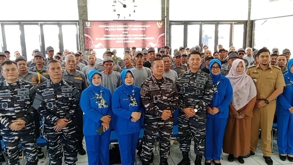 Kadisbintal Mabes AL Brigjen TNI Marinir Sandy Muchjidin Latief Bekali Pamsung TPS (Foto : Darfan)
