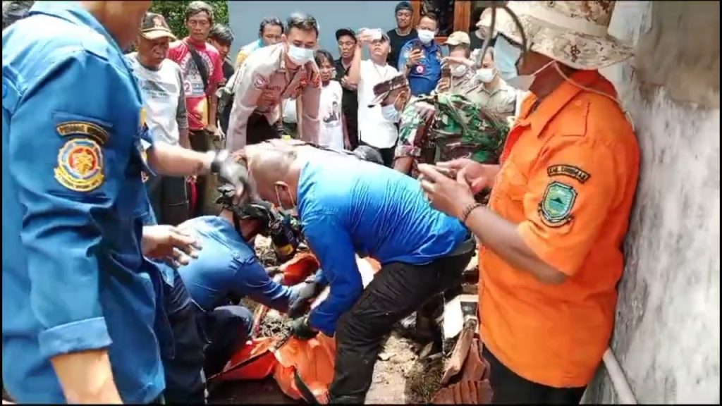 Seorang Warga Tewas Usai Terperosok Ke Dalam Septic Tank 5 Meter (Foto : Darfan)