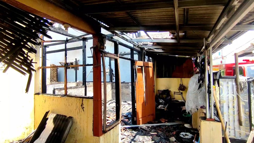 Kesal Tak Dibelikan Motor, Seorang Anak di Gombang Nekat Bakar Rumah (Foto : Darfan)