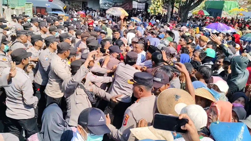 Ricuh! Unjuk Rasa Warga Tuntut Ganti Rugi Tanah PLTU (Foto : Darfan)