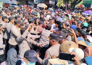 Ricuh! Unjuk Rasa Warga Tuntut Ganti Rugi Tanah PLTU (Foto : Darfan)