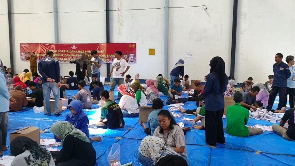 Penyadang Disabilitas Dilibatkan Dalam Proses Sortir Lipat Surat Suara (Foto : Darfan)