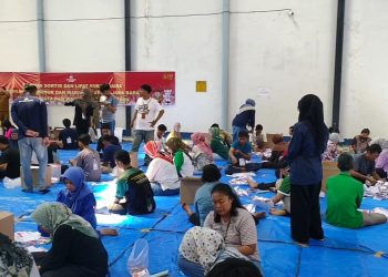 Penyadang Disabilitas Dilibatkan Dalam Proses Sortir Lipat Surat Suara (Foto : Darfan)