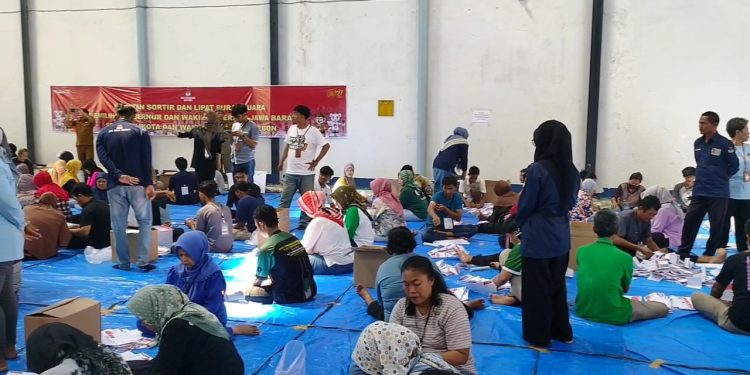 Penyadang Disabilitas Dilibatkan Dalam Proses Sortir Lipat Surat Suara (Foto : Darfan)