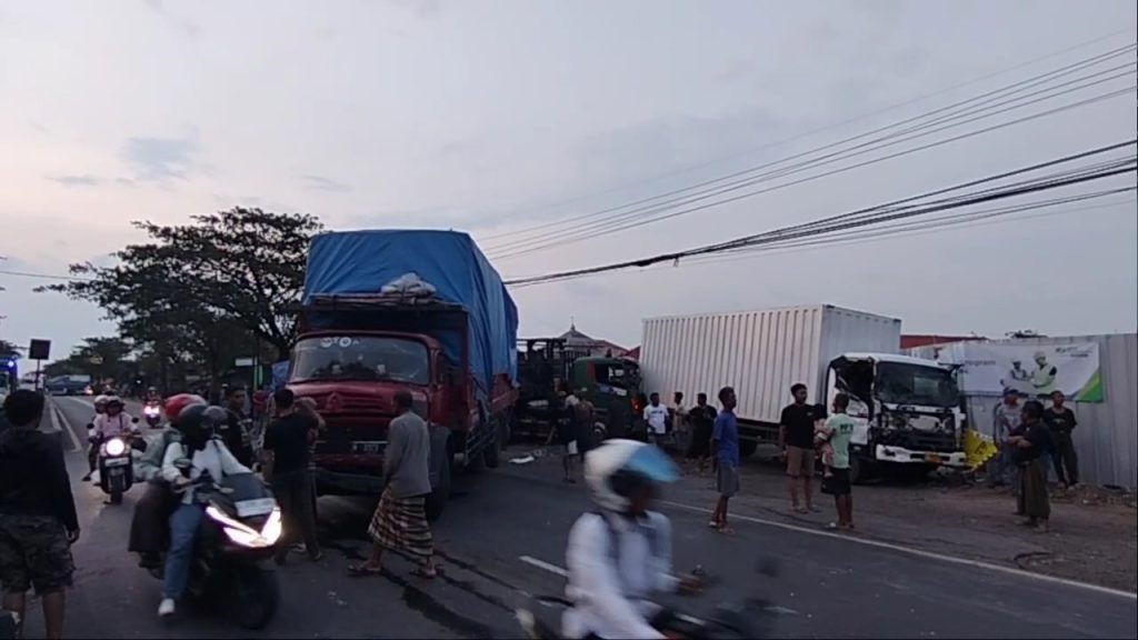 Kecelakaan Beruntun Melibatkan Empat Kendaraan Di Jalur Pantura Cirebon (Foto : Darfan)