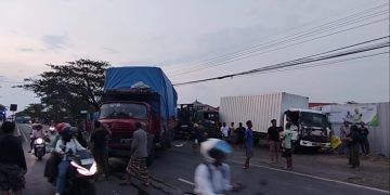 Kecelakaan Beruntun Melibatkan Empat Kendaraan Di Jalur Pantura Cirebon (Foto : Darfan)