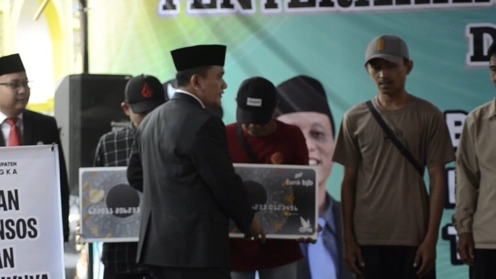 Pemda Kabupaten Majalengka Bagikan Bansos, Dan Larang Digunakan Untuk Judol (Foto : Darfan)