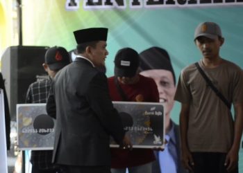 Pemda Kabupaten Majalengka Bagikan Bansos, Dan Larang Digunakan Untuk Judol (Foto : Darfan)