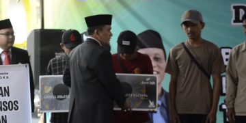 Pemda Kabupaten Majalengka Bagikan Bansos, Dan Larang Digunakan Untuk Judol (Foto : Darfan)