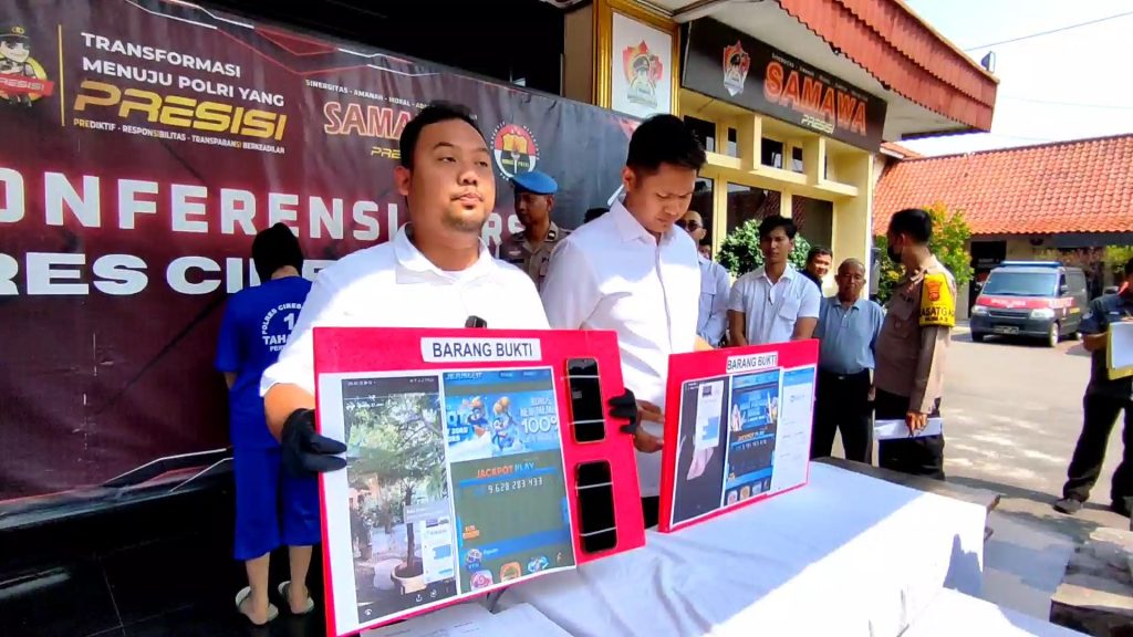 Tergiur Bayaran, Selebgram Cantik Diamankan Polisi Promosikan Judol (Foto : Darfan)