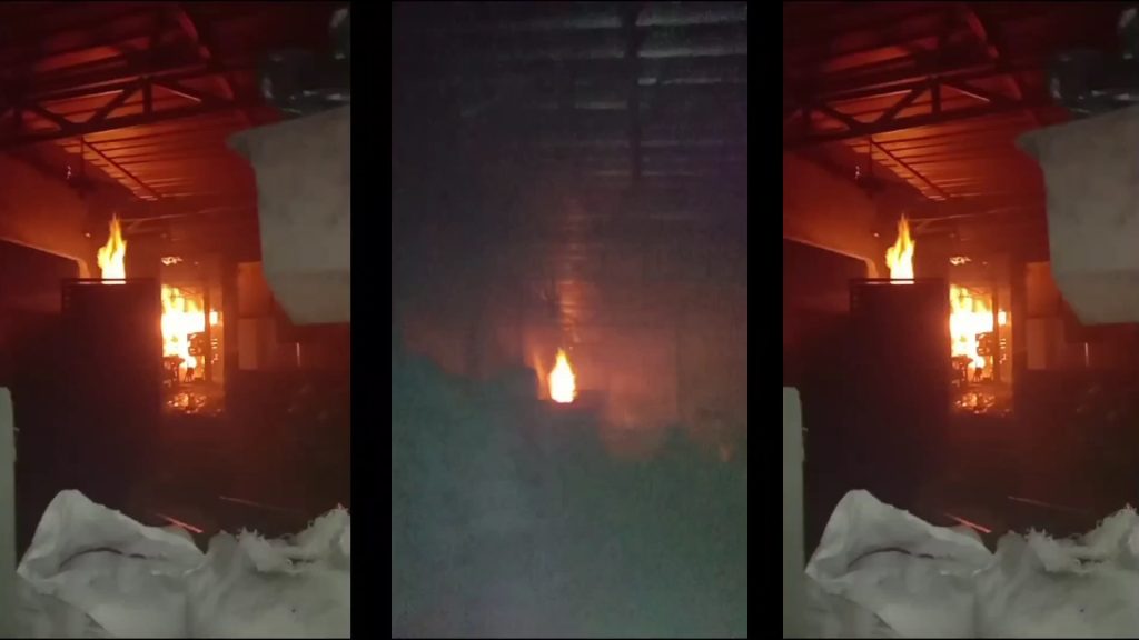 Pabrik Pembuatan Arang Terbakar, Satu Petugas Damkar Terluka (Tangkapan Layar)