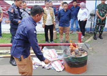 Jelang Pencoblosan, KPU Bakar Seribu Surat Suara